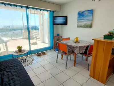Télévision ou salle de divertissement dans l'établissement Bel Appartement Proche Mer avec Terrasse - Saint Hilaire de Riez - FR-1-323-455