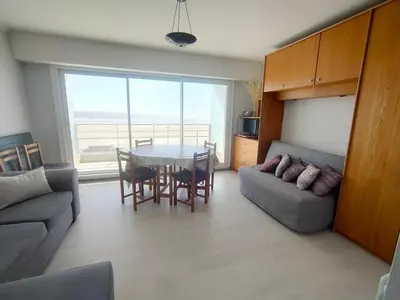 Coin salon dans l'établissement Studio Confortable pour 3 à Saint Jean de Monts, Proche Plage - FR-1-323-459