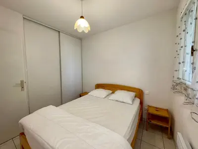 Un ou plusieurs lits dans un hébergement de l'établissement Appartement 2 pièces avec terrasse pour 4 pers, proche plage - FR-1-323-451