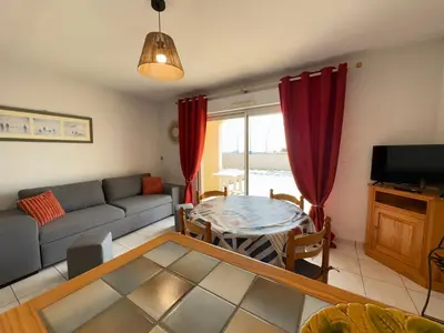 Télévision ou salle de divertissement dans l'établissement Appartement 2 pièces avec terrasse pour 4 pers, proche plage - FR-1-323-451