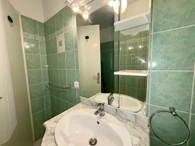 Salle de bains dans l'établissement Appartement 2 pièces avec terrasse pour 4 pers, proche plage - FR-1-323-451