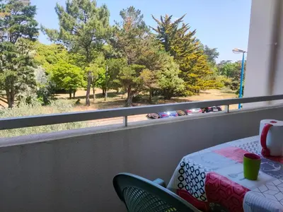 Balcon ou terrasse dans l'établissement Appartement à St Jean de Monts - Confort 3 pers, Proche Plage, WIFI - FR-1-323-454