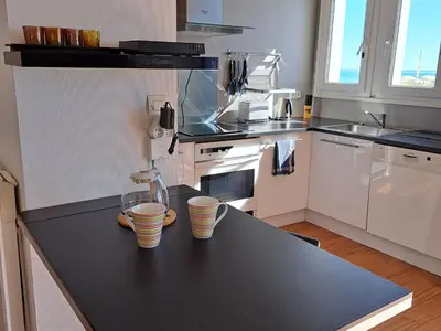 Cuisine ou kitchenette dans l'établissement Bel appartement 2 chambres - face mer - 5 personnes, WIFI, animaux admis, parking - FR-1-323-457