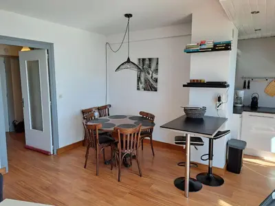 Cuisine ou kitchenette dans l'établissement Bel appartement 2 chambres - face mer - 5 personnes, WIFI, animaux admis, parking - FR-1-323-457