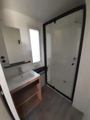 Salle de bains dans l'établissement ZEcamping 3 animaux acceptés club enfant piscine couverte