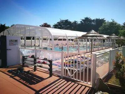Piscine de l'établissement ZEcamping 3 animaux acceptés club enfant piscine couverte ou située à proximité