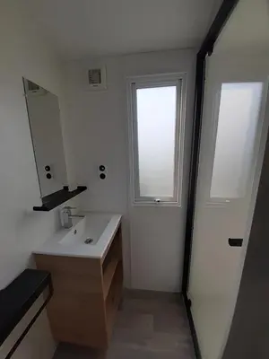 Salle de bains dans l'établissement ZEcamping 3 animaux acceptés club enfant piscine couverte