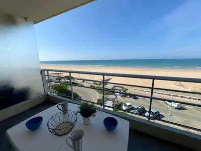 Vue générale sur la mer ou vue sur la mer prise depuis l'appartement
