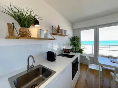 Cuisine ou kitchenette dans l'établissement Superbe studio avec alcôve rénové près de la mer - FR-1-323-475