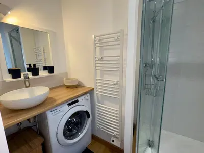 Salle de bains dans l'établissement Superbe studio avec alcôve rénové près de la mer - FR-1-323-475