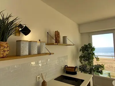 Cuisine ou kitchenette dans l'établissement Superbe studio avec alcôve rénové près de la mer - FR-1-323-475