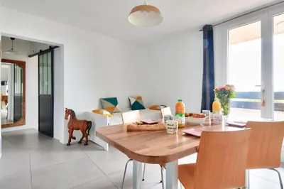 Coin salon dans l'établissement Appart pour 4 dans domaine avec piscine