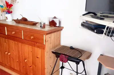 Télévision ou salle de divertissement dans l'établissement Maison accueillante à Saint-Jean-de-Monts avec terrasse