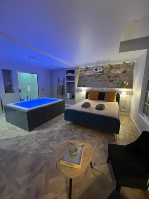 Un ou plusieurs lits dans un hébergement de l'établissement Appartement avec Jacuzzi Sauna & Home Cinéma - Nid d'Angers