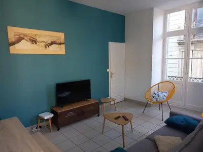 Télévision ou salle de divertissement dans l'établissement immeuble entier ✰ coeur de ville ✰ terrasse balcon