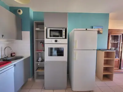 Cuisine ou kitchenette dans l'établissement Appartement cosy pour 2, à 5 min de la plage, parking sécurisé - FR-1-364-163