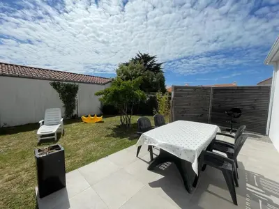 Jardin de l'établissement Maison de plain-pied confort 6 pers., proche plage à St Hilaire de Riez, parking privé - FR-1-323-470