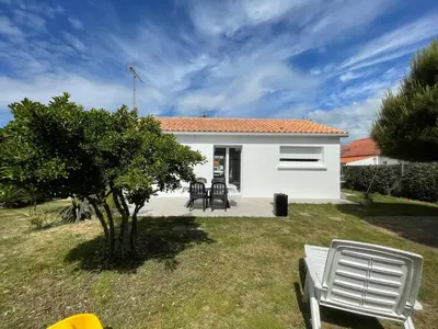 Jardin de l'établissement Maison de plain-pied confort 6 pers., proche plage à St Hilaire de Riez, parking privé - FR-1-323-470
