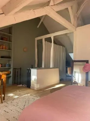 Un ou plusieurs lits dans un hébergement de l'établissement Grande chambre indépendante, charme, calme sur jardin, Nantes centre, accès privé par escalier de l'immeuble, sdb & wc privés, 10 minutes gare et palais des congrès