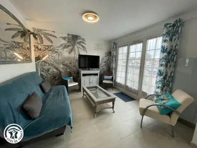 Télévision ou salle de divertissement dans l'établissement Maison proche plage avec jardin, prêt vélos, internet et espace lingerie - FR-1-426-545