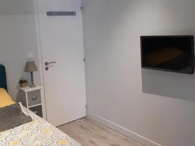 Télévision ou salle de divertissement dans l'établissement Maison paisible proche plage, moderne, jardin et parking privé - FR-1-323-482