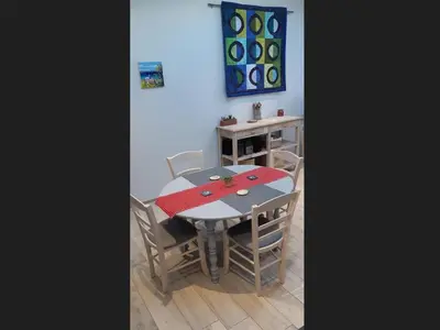Restaurant ou autre lieu de restauration dans l'établissement Maison paisible proche plage, moderne, jardin et parking privé - FR-1-323-482
