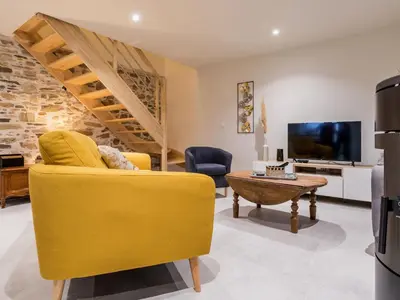 Télévision ou salle de divertissement dans l'établissement Gîte familial rénové près du Canal de Nantes avec jardin, terrasse, wifi et chambres mansardées - FR-1-306-1263
