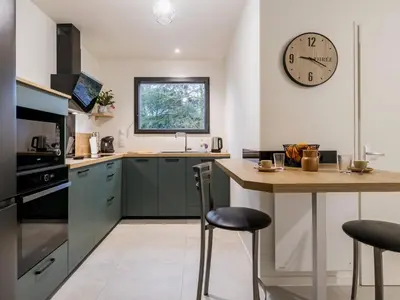 Cuisine ou kitchenette dans l'établissement Gîte familial rénové près du Canal de Nantes avec jardin, terrasse, wifi et chambres mansardées - FR-1-306-1263