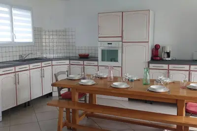 Cuisine ou kitchenette dans l'établissement La Bessonnette proche Puy du Fou