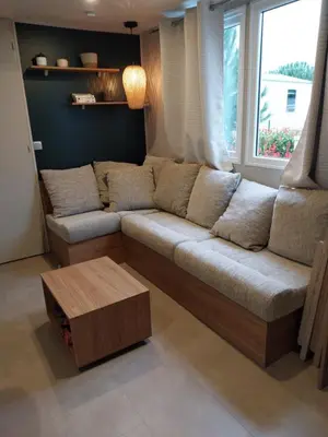 Coin salon dans l'établissement Mobilhome 6-8 personnes Clim