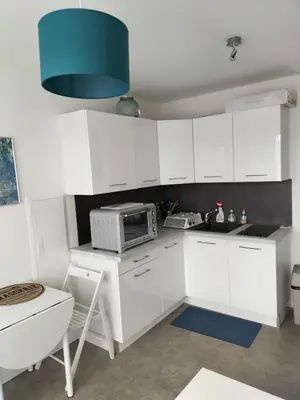 Cuisine ou kitchenette dans l'établissement Dormez au coeur du village entre plage et polder
