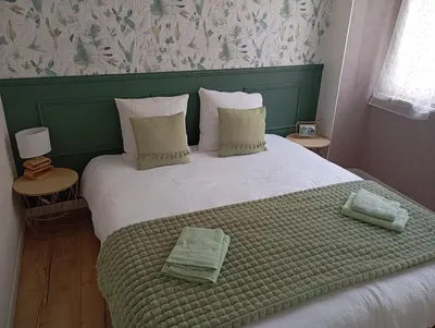 Un ou plusieurs lits dans un hébergement de l'établissement Les meublés de Louis-Marie, 2 appartements indépendants pour 4 personnes, 8 personnes au total, proche du Puy du Fou