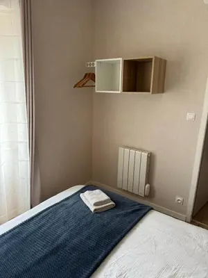 Un ou plusieurs lits dans un hébergement de l'établissement Les meublés de Louis-Marie, 2 appartements indépendants pour 4 personnes, 8 personnes au total, proche du Puy du Fou