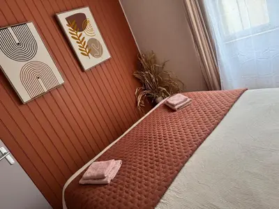 Un ou plusieurs lits dans un hébergement de l'établissement Les meublés de Louis-Marie, 2 appartements indépendants pour 4 personnes, 8 personnes au total, proche du Puy du Fou