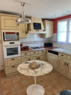 Cuisine ou kitchenette dans l'établissement Belle maison 6 personnes à 2min du Lac du Jaunay, et 15min des plages Vendéennes