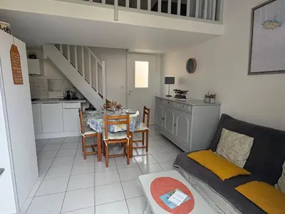 Cuisine ou kitchenette dans l'établissement Maison familiale avec terrasse près de la plage - FR-1-323-484