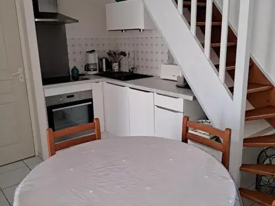 Cuisine ou kitchenette dans l'établissement Maison familiale avec terrasse près de la plage - FR-1-323-484