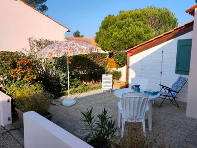 Jardin de l'établissement Maison familiale avec terrasse près de la plage - FR-1-323-484