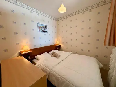Un ou plusieurs lits dans un hébergement de l'établissement Studio alcôve à Saint Jean de Monts avec balcon et garage, proche plage - FR-1-323-417