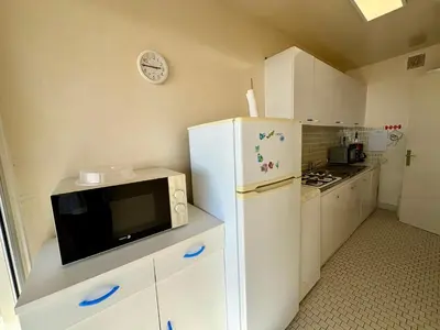 Cuisine ou kitchenette dans l'établissement Studio alcôve à Saint Jean de Monts avec balcon et garage, proche plage - FR-1-323-417