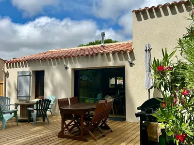 Balcon ou terrasse dans l'établissement Maison Charme Proche Plage et Forêt avec Jardin, WiFi, BBQ, et Pistes Cyclables à Proximité - FR-1-652-39