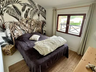 Un ou plusieurs lits dans un hébergement de l'établissement Maison Charme Proche Plage et Forêt avec Jardin, WiFi, BBQ, et Pistes Cyclables à Proximité - FR-1-652-39