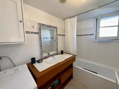 Salle de bains dans l'établissement Maison de Vacances Idéale: Proche Mer, Golf et Thalasso, Jardin Privatif, 6 Pers, Parking Inclus - FR-1-323-364