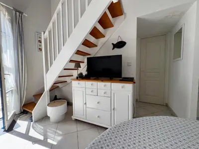 Télévision ou salle de divertissement dans l'établissement Maison de Vacances Idéale: Proche Mer, Golf et Thalasso, Jardin Privatif, 6 Pers, Parking Inclus - FR-1-323-364