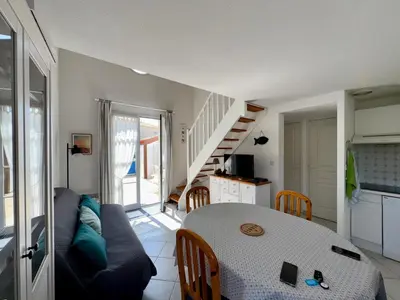 Cuisine ou kitchenette dans l'établissement Maison de Vacances Idéale: Proche Mer, Golf et Thalasso, Jardin Privatif, 6 Pers, Parking Inclus - FR-1-323-364