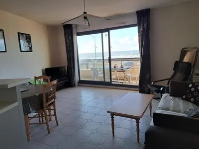 Coin salon dans l'établissement Appartement spacieux 5 pers face à la mer, animaux admis - FR-1-323-485