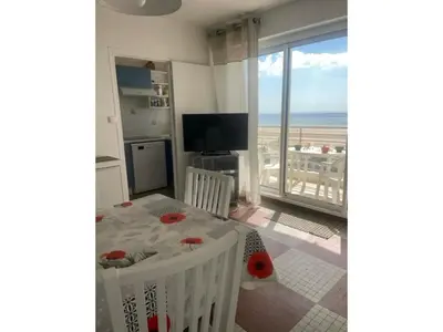 Cuisine ou kitchenette dans l'établissement Appartement lumineux avec balcon face mer, idéal jusqu'à 5 personnes - FR-1-323-298