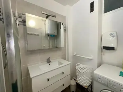 Salle de bains dans l'établissement Appartement lumineux avec balcon face mer, idéal jusqu'à 5 personnes - FR-1-323-298