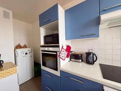 Cuisine ou kitchenette dans l'établissement Appartement lumineux avec balcon face mer, idéal jusqu'à 5 personnes - FR-1-323-298