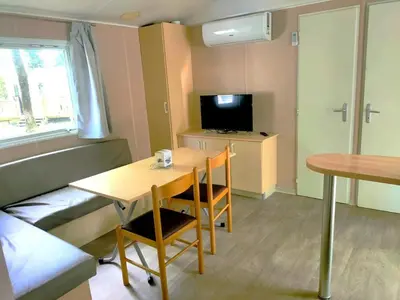 Télévision ou salle de divertissement dans l'établissement Mobil home Clim PUY du FOU 2Chb / 5Pers